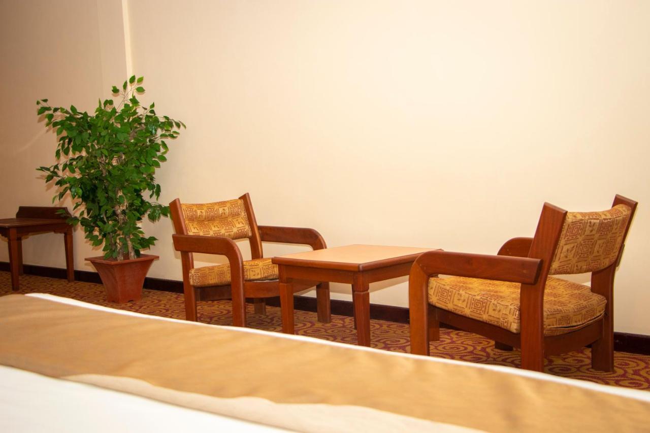 Hotel Lakefield Канди Екстериор снимка