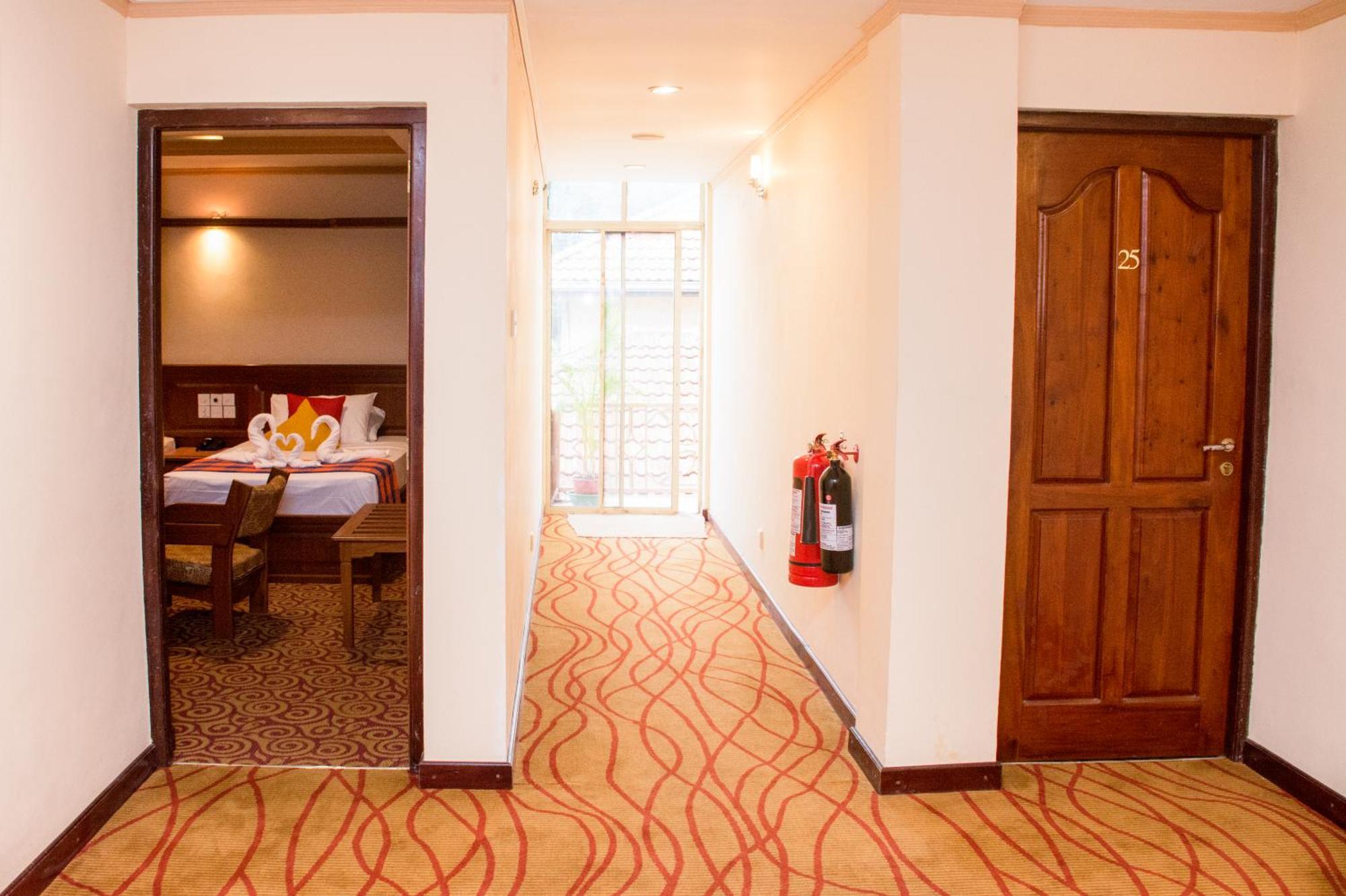 Hotel Lakefield Канди Екстериор снимка