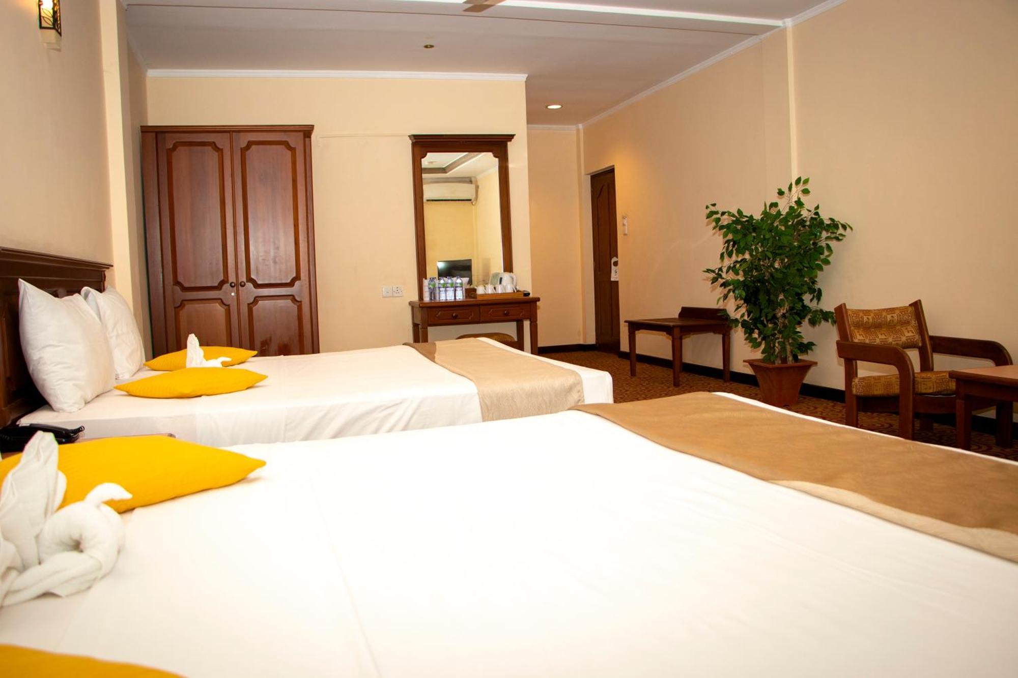 Hotel Lakefield Канди Екстериор снимка