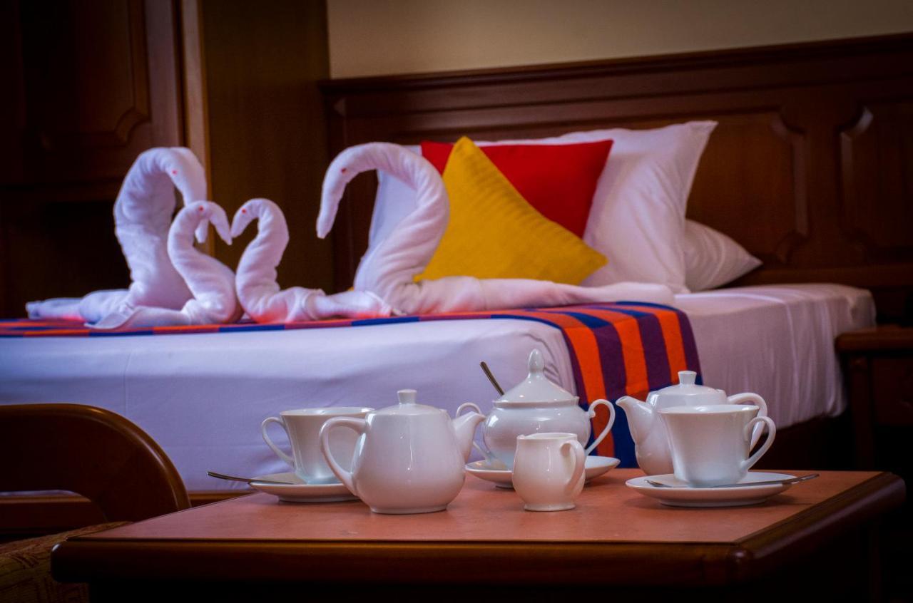 Hotel Lakefield Канди Екстериор снимка