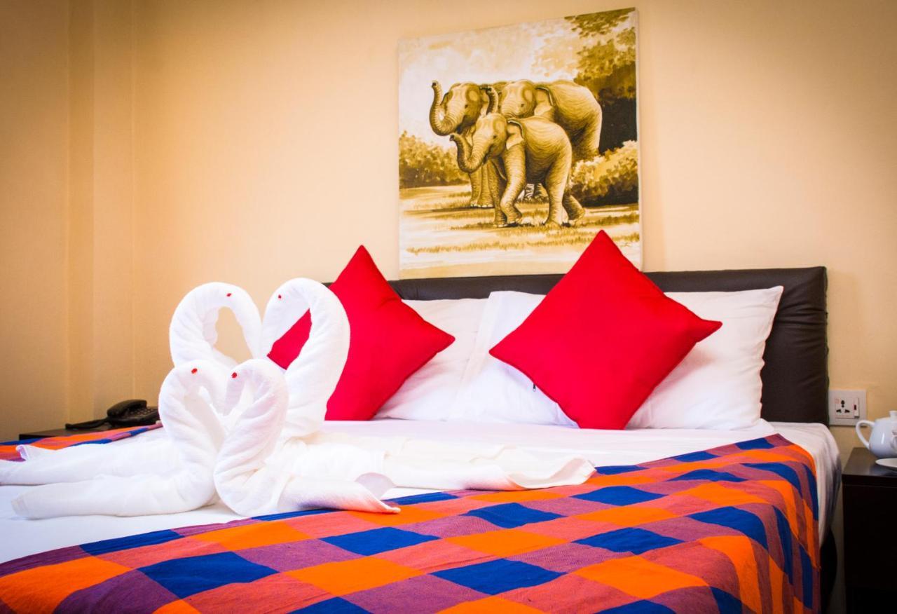 Hotel Lakefield Канди Екстериор снимка